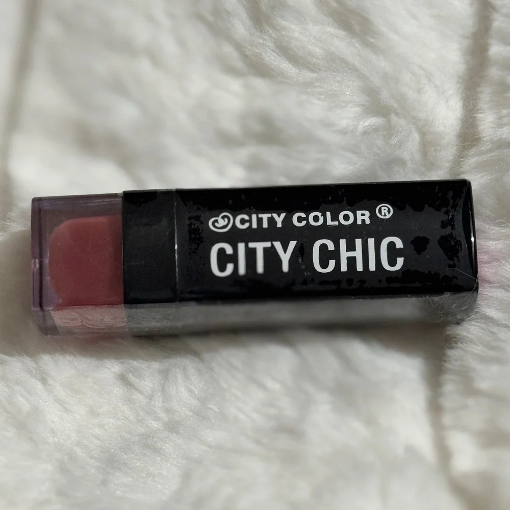City Color City Chic Lipstick - Je T'aime - Creamy Rich Pigment 0.106oz 3.0g NIB